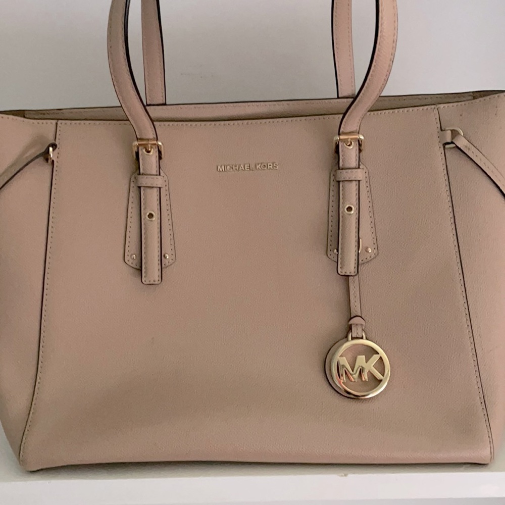 MICHAEL KORS. Barley ever worn light pink large tote bag. Great condition.
